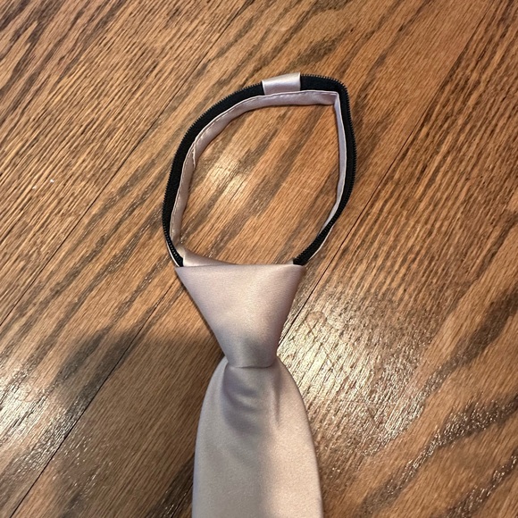 Elegant Cream Necktie. Boys size large. Never worn. Brand new - Picture 1 of 2